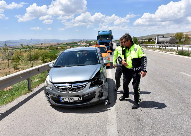 Kırıkkale'de otomobille tırın çarpıştığı kazada 3 kişi yaralandı