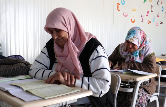 Konteynerde yaşayan kadınlar ilk kez okuma yazma ve Kur'an öğrenme imkanı buldu