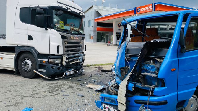 Malatya'da tırla kamyonetin çarpışması güvenlik kamerasına yansıdı
