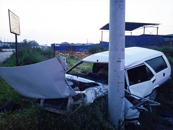 Manisa’da elektrik direğine çarpan otomobildeki 1 kişi öldü, 1 kişi yaralandı