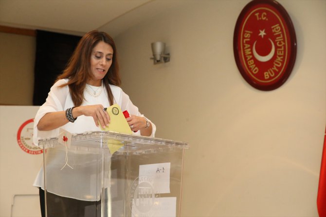 Pakistan'da Türkiye'deki Cumhurbaşkanı ve Milletvekili Seçimleri için oy verme işlemi başladı