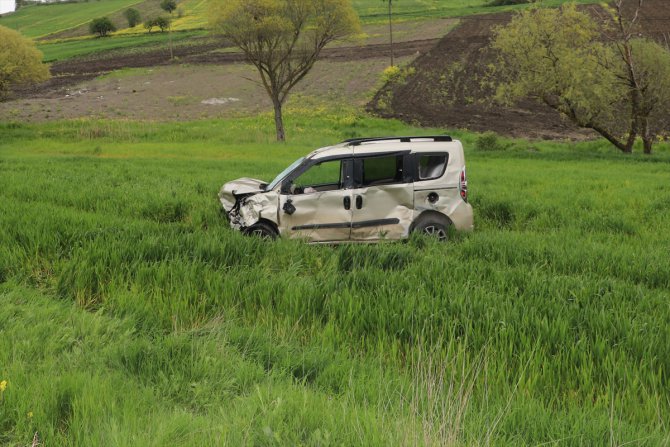 Samsun'da otomobil ile hafif ticari aracın çarpıştığı kazada 3 kişi yaralandı