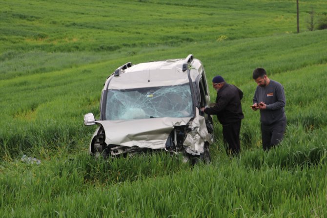 Samsun'da otomobil ile hafif ticari aracın çarpıştığı kazada 3 kişi yaralandı