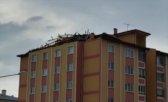 Sivas'ta şiddetli rüzgar apartmanın çatısına zarar verdi