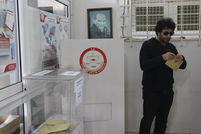 Yunanistan'da seçmenler Türkiye'deki 14 Mayıs seçimleri için oy kullanmaya devam ediyor