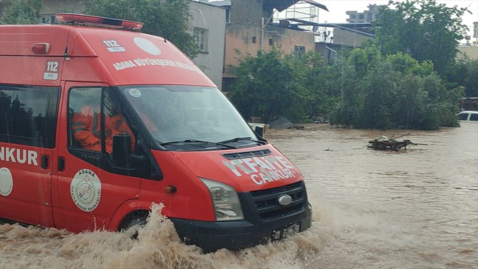 Adana'nın Kozan ilçesinde sağanak nedeniyle bazı evleri ve iş yerlerini su bastı