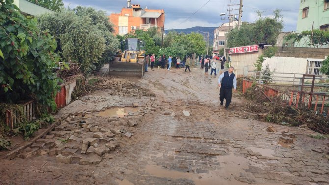 GÜNCELLEME - Adana'nın Kozan ilçesinde sağanak nedeniyle bazı evleri ve iş yerlerini su bastı