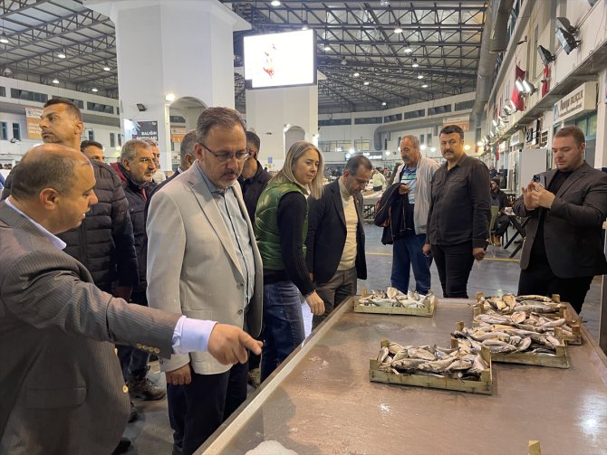 Bakan Kasapoğlu, İzmir Su Ürünleri Hali'ni ziyaret etti