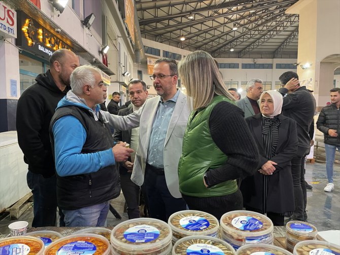Bakan Kasapoğlu, İzmir Su Ürünleri Hali'ni ziyaret etti
