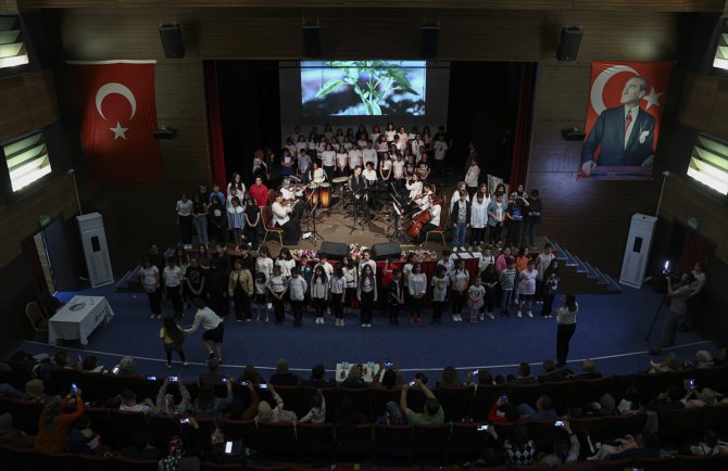 Deprem bölgesinden başkente gelen öğrenciler konser verdi
