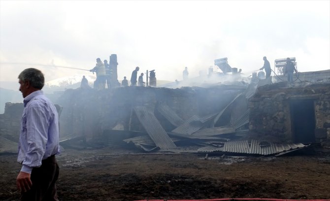 Kars'ta çıkan yangında 5 ev, ahır ve samanlıklar zarar gördü
