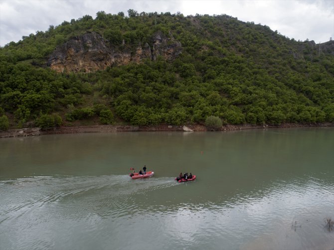 Munzur Çayı'nda kaybolan 2 kişinin bulunması için suyun yönü değiştirildi