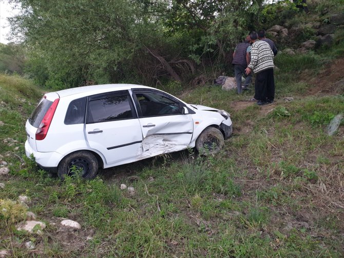 Osmaniye'de dereye devrilen otomobilin sürücüsü kaza yerinden kaçtı