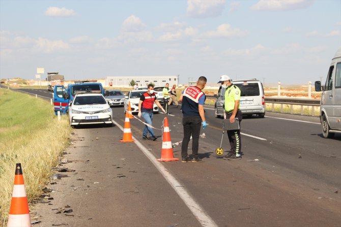 GÜNCELLEME - Şanlıurfa'da kamyonetle tırın çarpışması sonucu 6 kişi hayatını kaybetti