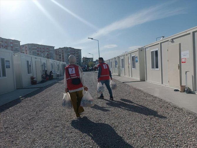 Türk Kızılay Şubesinden özel gereksinimli depremzede çocukların ailelerine destek