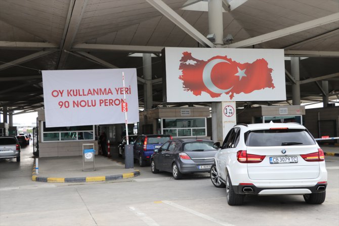 Türkiye'nin Avrupa'ya açılan sınır kapılarında oy verme işlemi sürüyor