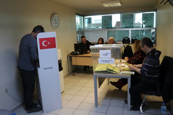Türkiye'nin Avrupa'ya açılan sınır kapılarında oy verme işlemi sürüyor