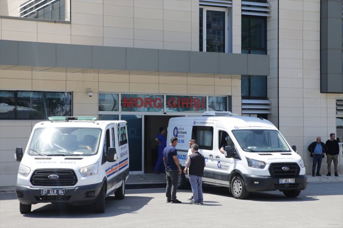 Antalya'da odun yüklü kamyonla çarpışan hafif ticari aracın sürücüsü öldü