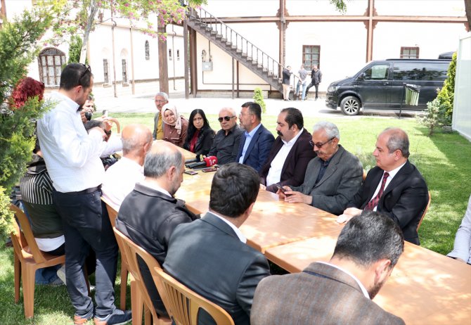 CHP'li Ağbaba Malatya'da konteynerde görev yapan basın mensuplarını ziyaret etti