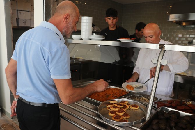 Depremde lokantası yıkılan Ali şef, yöresel lezzetleri yeni yerinde müşterilerine sunuyor