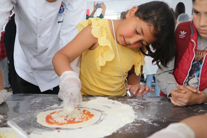 Depremzede çocuk şefler "iyileştiren pizza" için iş başı yaptı