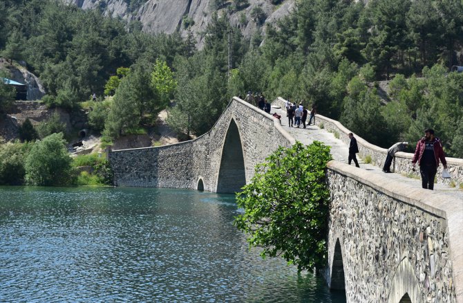 Kahramanmaraş'ta depremzedeler tarihi Ceyhan Köprüsü ve çevresinde zaman geçirip stres atıyor