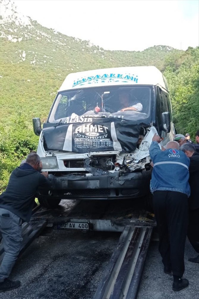 Osmaniye'de minibüsle beton mikserinin çarpıştığı kazada 7 kişi yaralandı