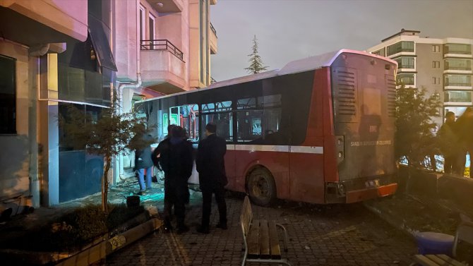 Samsun'da halk otobüsü öğrenci yurduna girdi