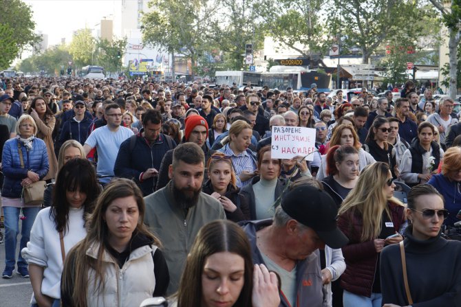 Sırbistan'daki silahlı saldırılar sonrası binlerce kişinin katılımıyla gösteriler düzenlendi