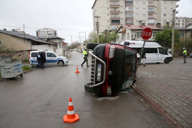 Sivas'ta öğrenci servisi ile panelvanın çarpıştığı kazada 5 kişi yaralandı