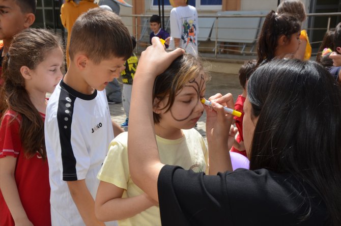 Antalya'da üniversite öğrencileri, depremzede çocuklar için etkinlik düzenledi
