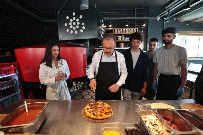 Bakan Kasapoğlu, İzmir'de gençler için pizza yaptı