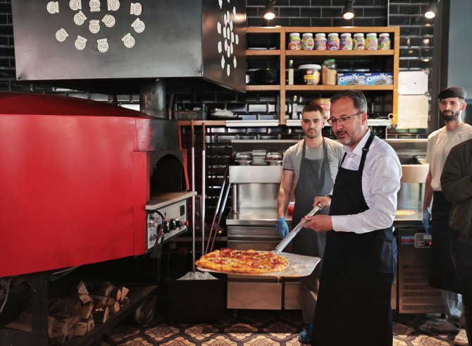 Bakan Kasapoğlu, İzmir'de gençler için pizza yaptı