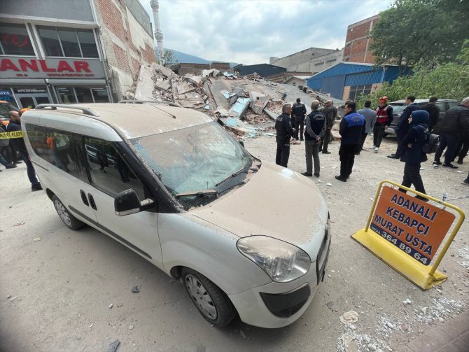 GÜNCELLEME - Bursa'da 4 katlı binanın enkazı kontrollü yıkım sırasında caddeye devrildi