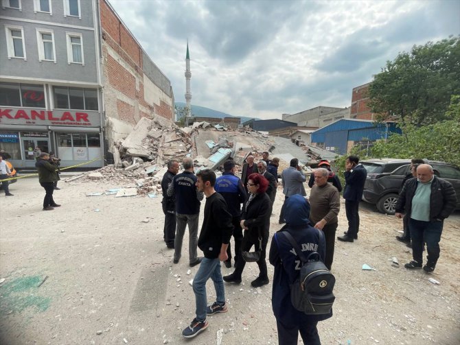 GÜNCELLEME - Bursa'da 4 katlı binanın enkazı kontrollü yıkım sırasında caddeye devrildi