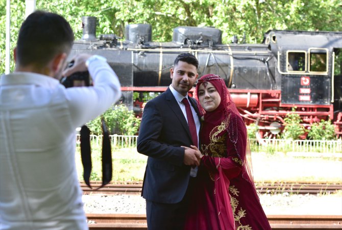 Depremden dolayı kullanılamayan tren garı düğün fotoğrafçıların doğal stüdyosu oldu