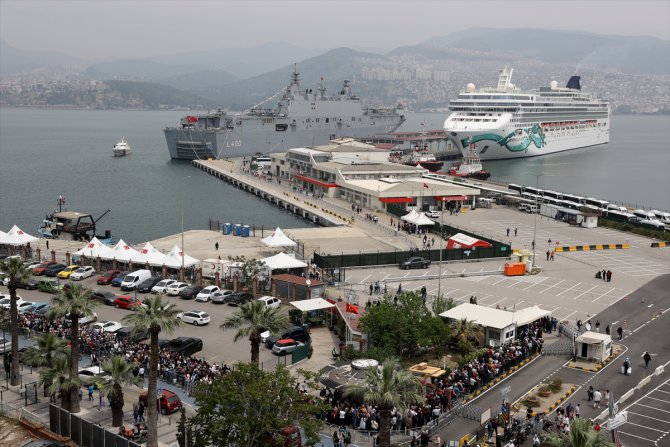 İzmir'de TCG Anadolu'nun yanına 2298 yolculu kruvaziyer demirledi
