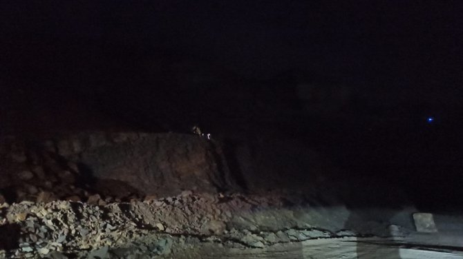 GÜNCELLEME - Manisa'da yer üstü maden ocağındaki toprak kaymasında 1 işçi öldü, 3 işçi yaralandı