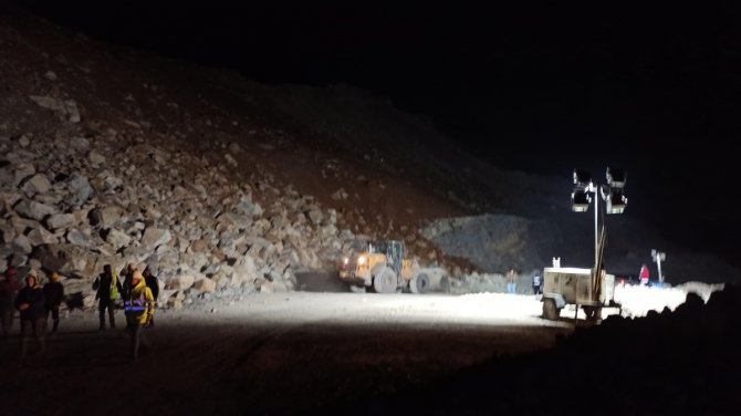 GÜNCELLEME - Manisa'da yer üstü maden ocağındaki toprak kaymasında 1 işçi öldü, 3 işçi yaralandı