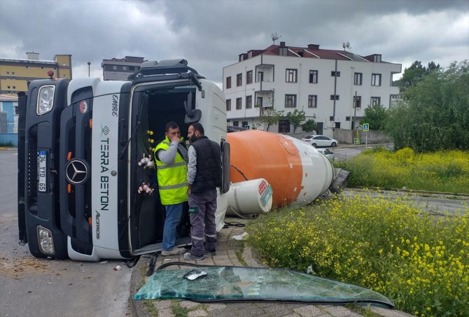 Sultanbeyli'de virajı alamayıp devrilen mikserinin sürücüsü yaralandı