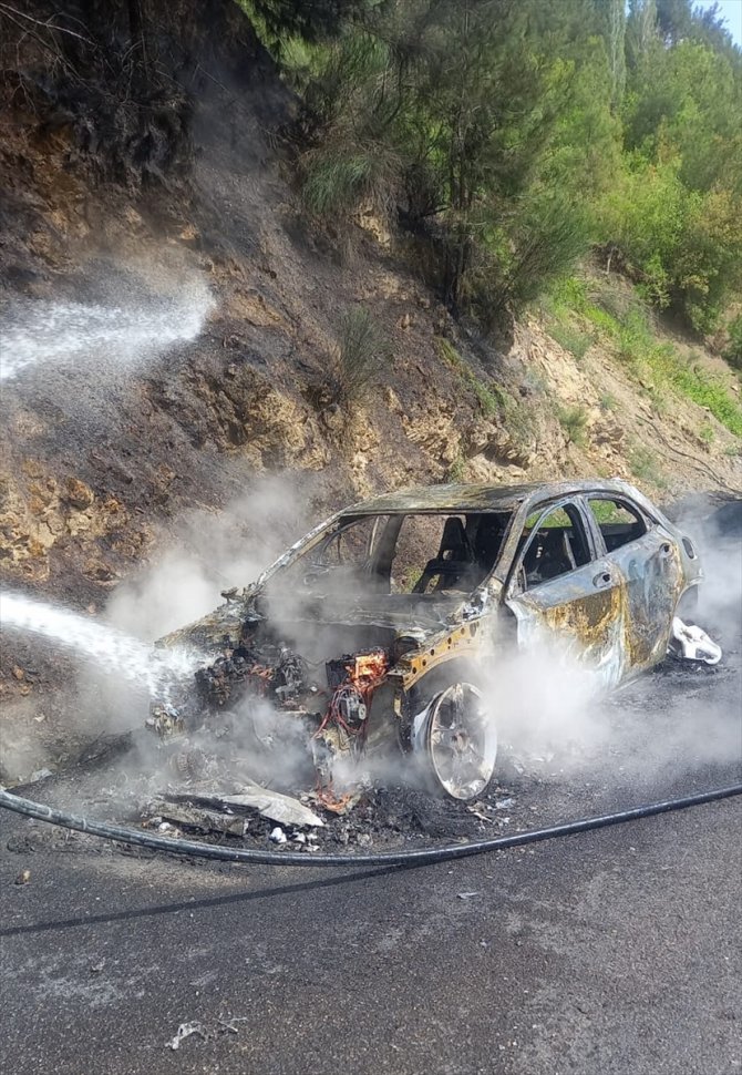 Adana'da otomobilden ormana sıçrayan yangın söndürüldü