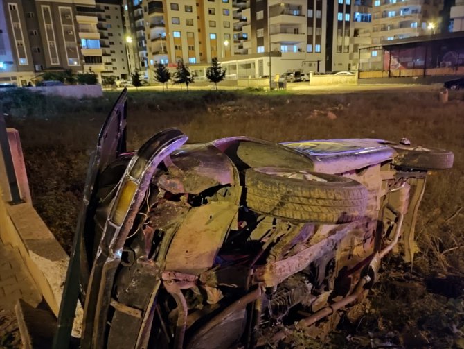 Adana'da şarampole devrilen otomobildeki iki kişi yaralandı