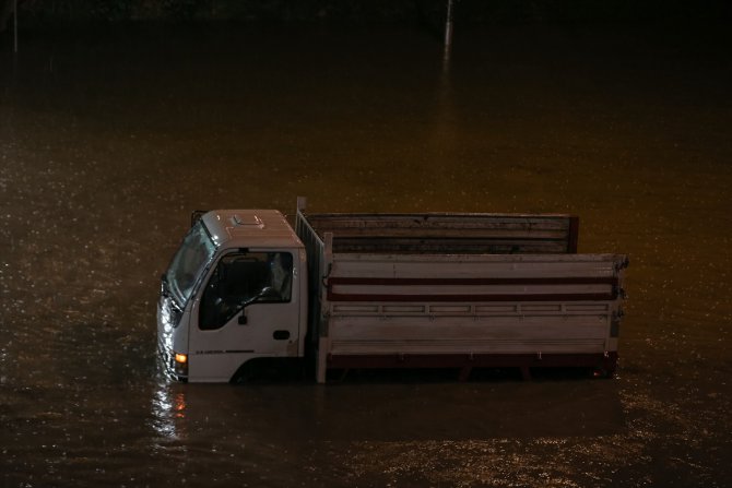 Ankara'da sel nedeniyle araçları içinde mahsur kalanlar kepçeyle kurtarıldı