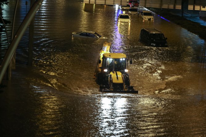 Ankara'da sel nedeniyle araçları içinde mahsur kalanlar kepçeyle kurtarıldı