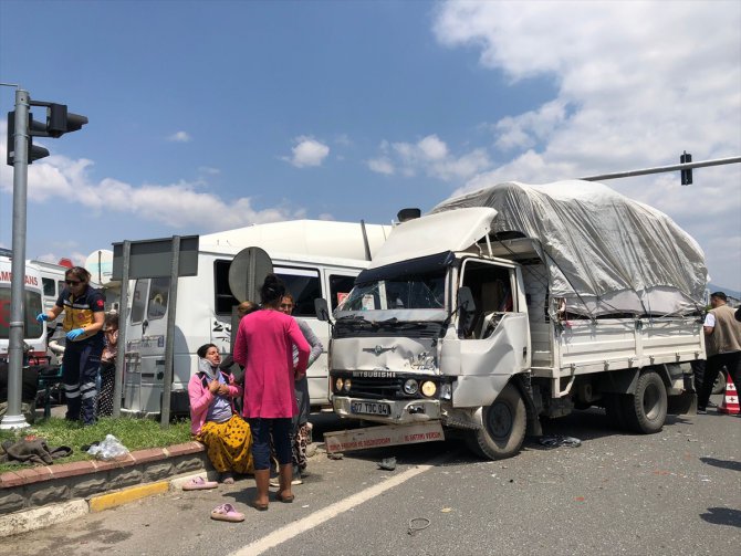 Aydın'da tarım işçilerini taşıyan minibüsle kamyonet çarpıştı, 9 kişi yaralandı