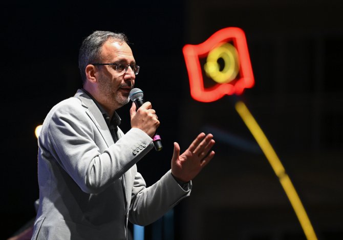 Bakan Kasapoğlu, İzmir'de 13. Emiralem Çilek Festivali'nde konuştu: