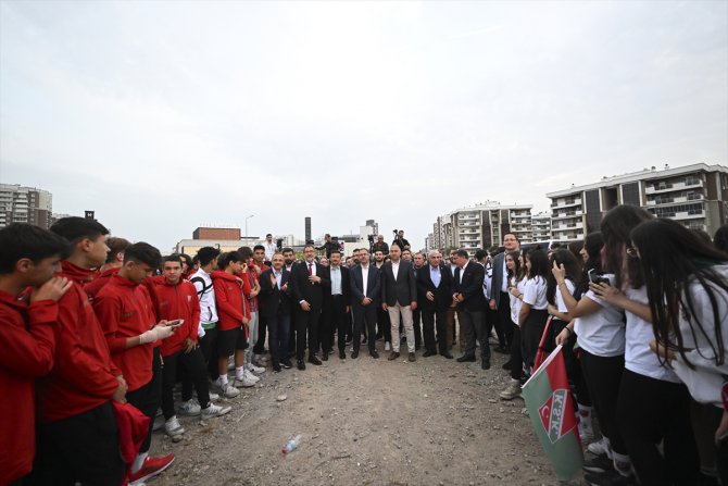 Bakan Kasapoğlu, Karşıyaka Spor Kulübü Altyapı Tesisleri Tanıtım Toplantısı'na katıldı: