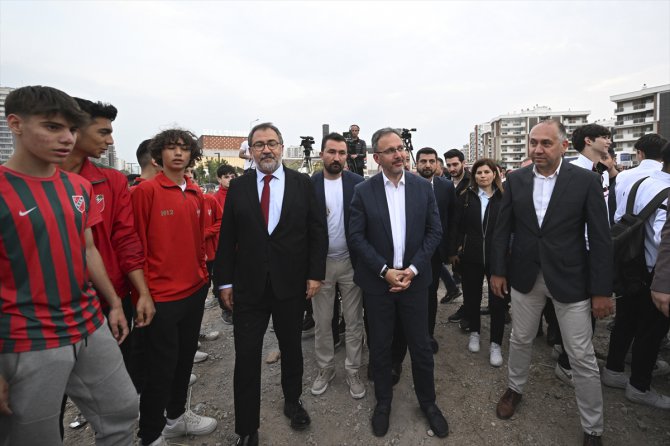 Bakan Kasapoğlu, Karşıyaka Spor Kulübü Altyapı Tesisleri Tanıtım Toplantısı'na katıldı: