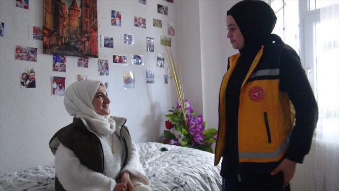 Bitlis'te sağlıkçılar, cam kemik hastası kızı, isteği üzerine Van Gölü sahiline götürdü