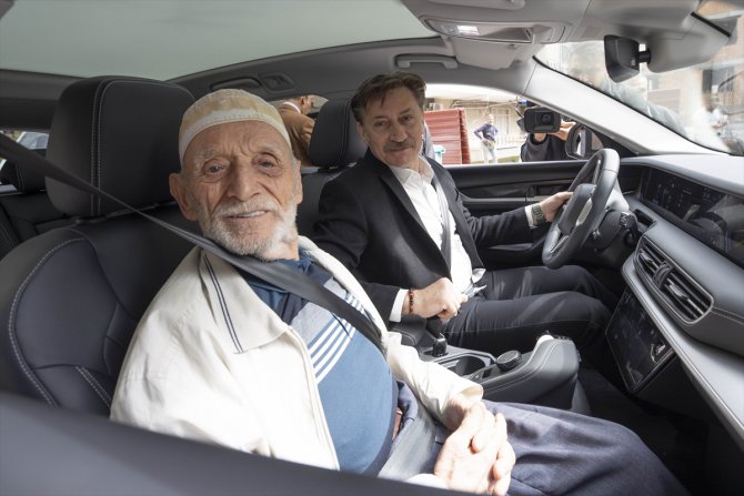 Cumhurbaşkanı Erdoğan'ın görüştüğü 85 yaşındaki Bayraktar'a Togg sürprizi